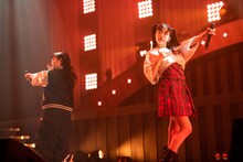 柏木ひなた（左）と桜木心菜（右）。