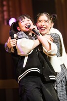 柏木ひなた（左）を抱き締める風見和香（右）。