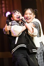 柏木ひなた（左）を抱き締める風見和香（右）。