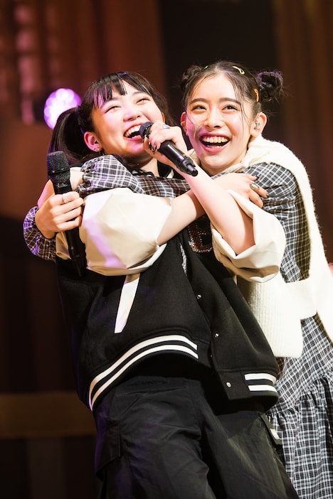 柏木ひなた（左）を抱き締める風見和香（右）。