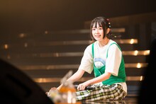 座る小久保柚乃。