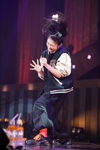 ツインテールを振り乱し2倍速で踊る柏木ひなた。