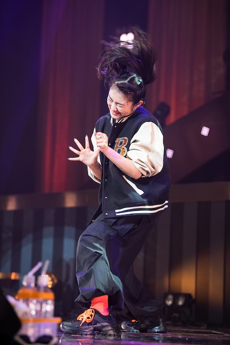 ツインテールを振り乱し2倍速で踊る柏木ひなた。