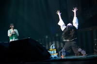 ポーズを決めたまま倒れ込む柏木ひなた。