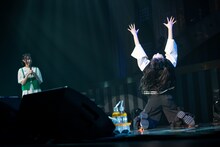 ポーズを決めたまま倒れ込む柏木ひなた。