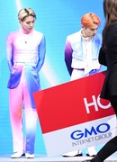 運び込まれるパネルを見つめる川尻蓮と川西拓実。