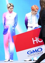 運び込まれるパネルを見つめる川尻蓮と川西拓実。