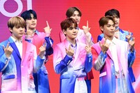 左から鶴房汐恩、木全翔也、豆原一成、金城碧海、與那城奨、河野純喜。