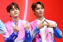 それぞれ「Go to the TOP」ポーズをする豆原一成と與那城奨。