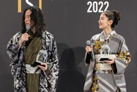 又吉直樹、吉岡里帆。