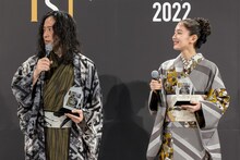 又吉直樹、吉岡里帆。