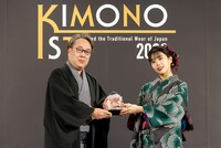 右がアイナ・ジ・エンド。