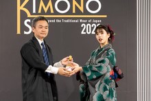 右がアイナ・ジ・エンド。