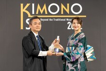 右が観月ありさ。