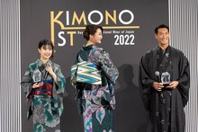 左からアイナ・ジ・エンド、観月ありさ、槙野智章選手。