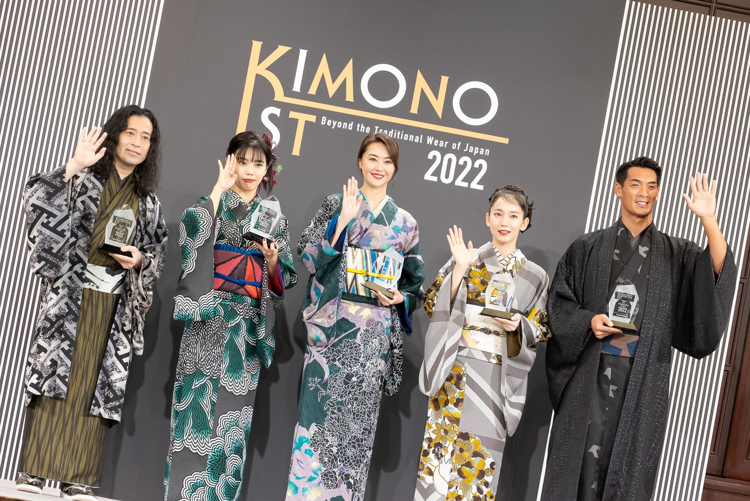 左から又吉直樹、アイナ・ジ・エンド、観月ありさ、吉岡里帆、槙野智章選手。