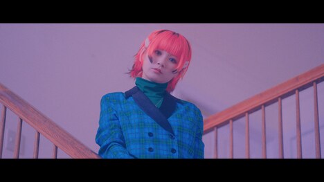 Reol「secret trip」MVのワンシーン。