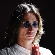 安田章大の出演映画「嘘八百」怪しげな雰囲気の場面写真公開