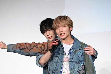 高橋わたるのマイクフォローで振付をレクチャーする古瀬直輝。