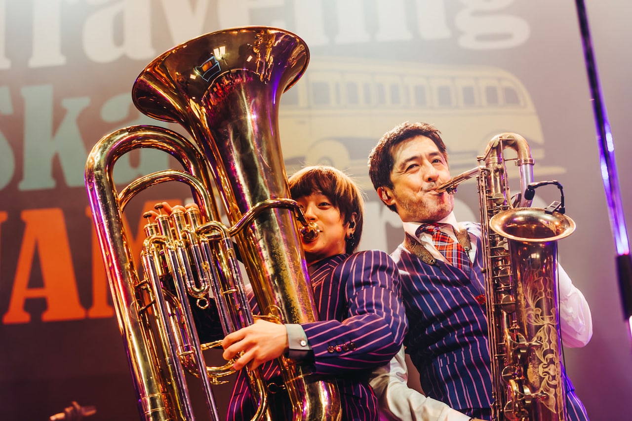 石原慎也（Tuba / Saucy Dog）と谷中敦（Baritone Sax）。（撮影