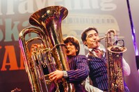 石原慎也（Tuba / Saucy Dog）と谷中敦（Baritone Sax）。（撮影：勝永裕介）