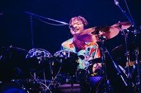 茂木欣一（Dr）（撮影：勝永裕介）