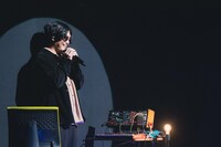 挨拶するSTUTS。（Photo by Tatsuya Hirota）