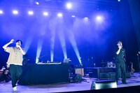 左からSTUTS、tofubeats。（Photo by Teppei Kishida）