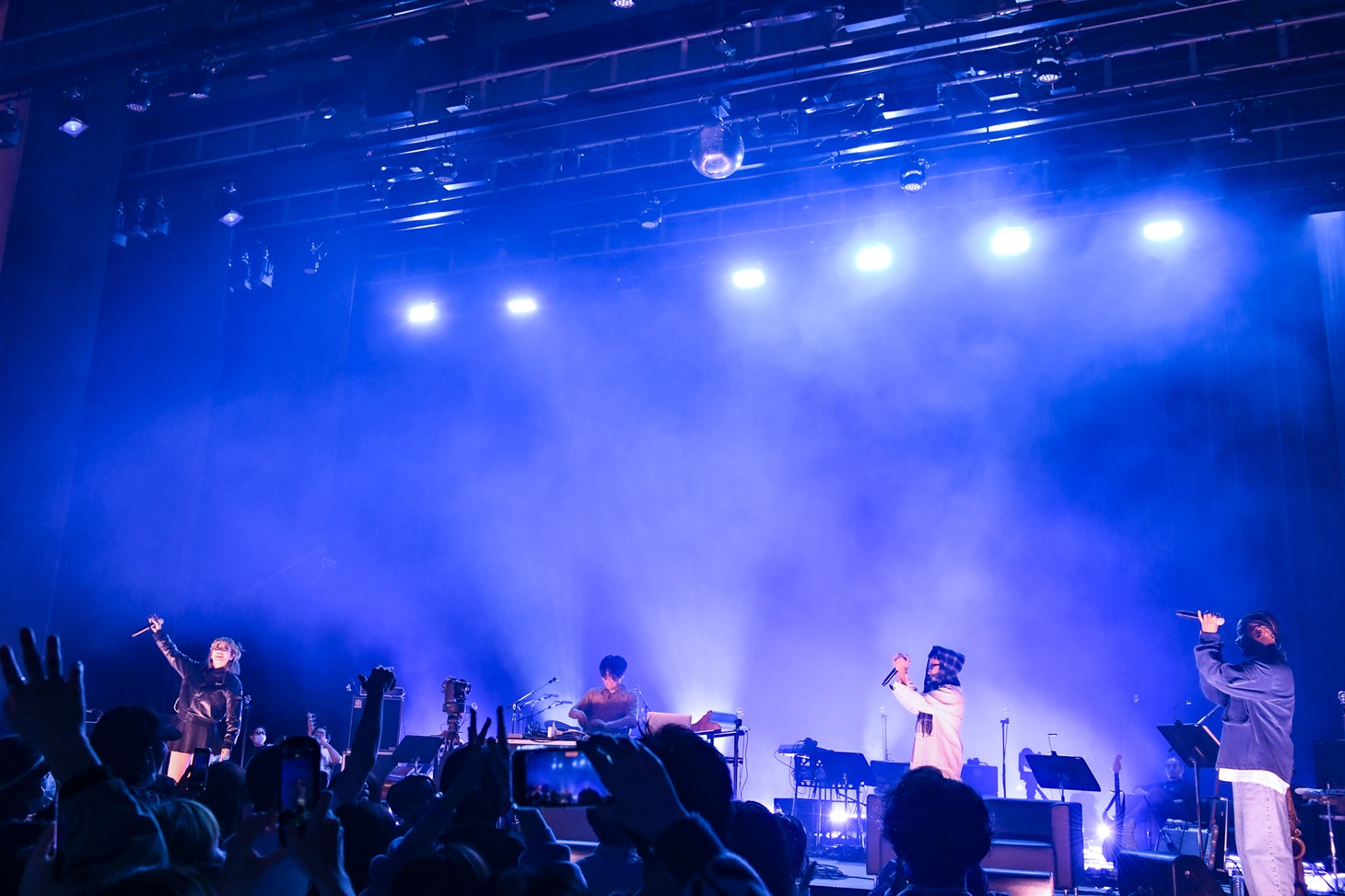 NENE、鎮座DOPENESS、BIMを迎えた「Presence」のパフォーマンスの様子。（Photo by Teppei Kishida）