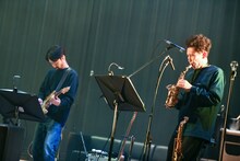 左から仰木亮彦（G / 在日ファンク）、藤原大輔。（Photo by Teppei Kishida）