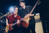 左から遠藤昌巳（B）、古賀隼斗（G）。（撮影：後藤壮太郎）