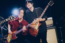 左から遠藤昌巳（B）、古賀隼斗（G）。（撮影：後藤壮太郎）