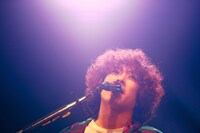 谷口鮪（Vo, G）（撮影：後藤壮太郎）