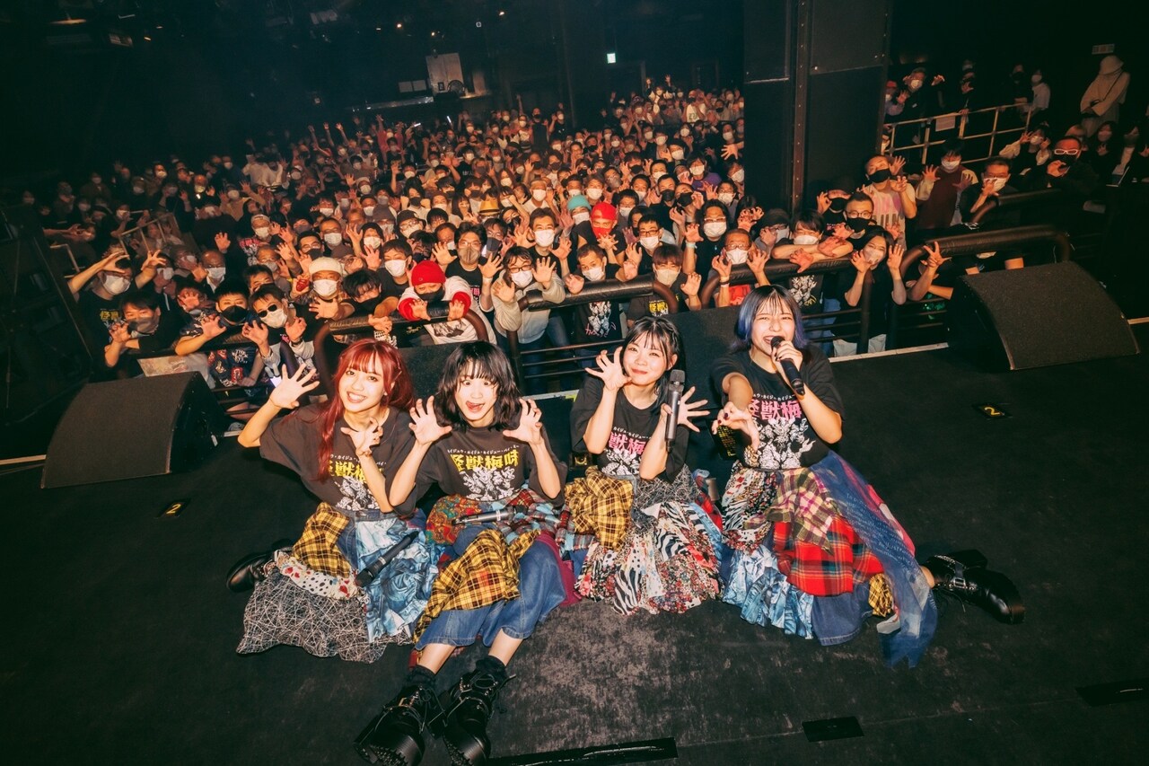 観客と記念撮影するカイジューバイミー。