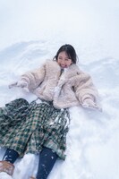 金村美玖（日向坂46）1st写真集「羅針盤」裏表紙（Loppi・HMV版）（撮影：佐藤佑一）