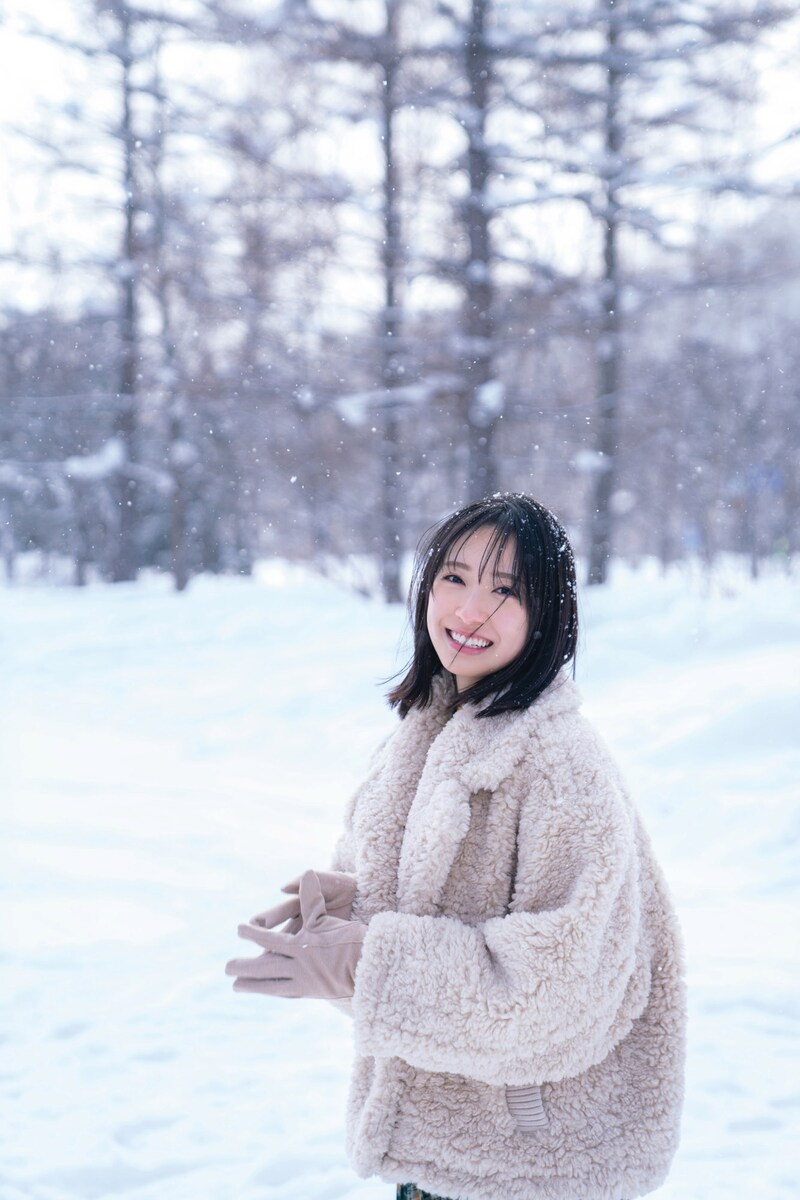 金村美玖（日向坂46）1st写真集「羅針盤」表紙（通常版）