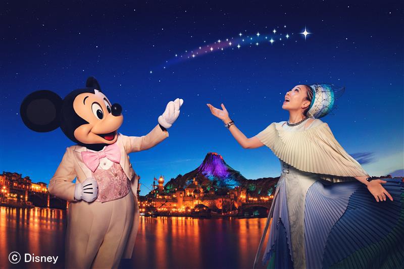 左からミッキーマウス、MISIA。