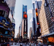 タイムズスクエアの巨大広告や「Anime NYC」会場、ニューヨークの至る所に米津玄師が