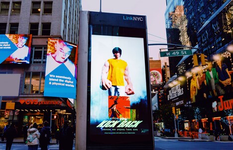 ニューヨークの街頭のサイネージに映し出される米津玄師「KICK BACK」のMV。