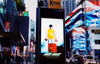 ニューヨークの街頭のサイネージに映し出される米津玄師「KICK BACK」のMV。