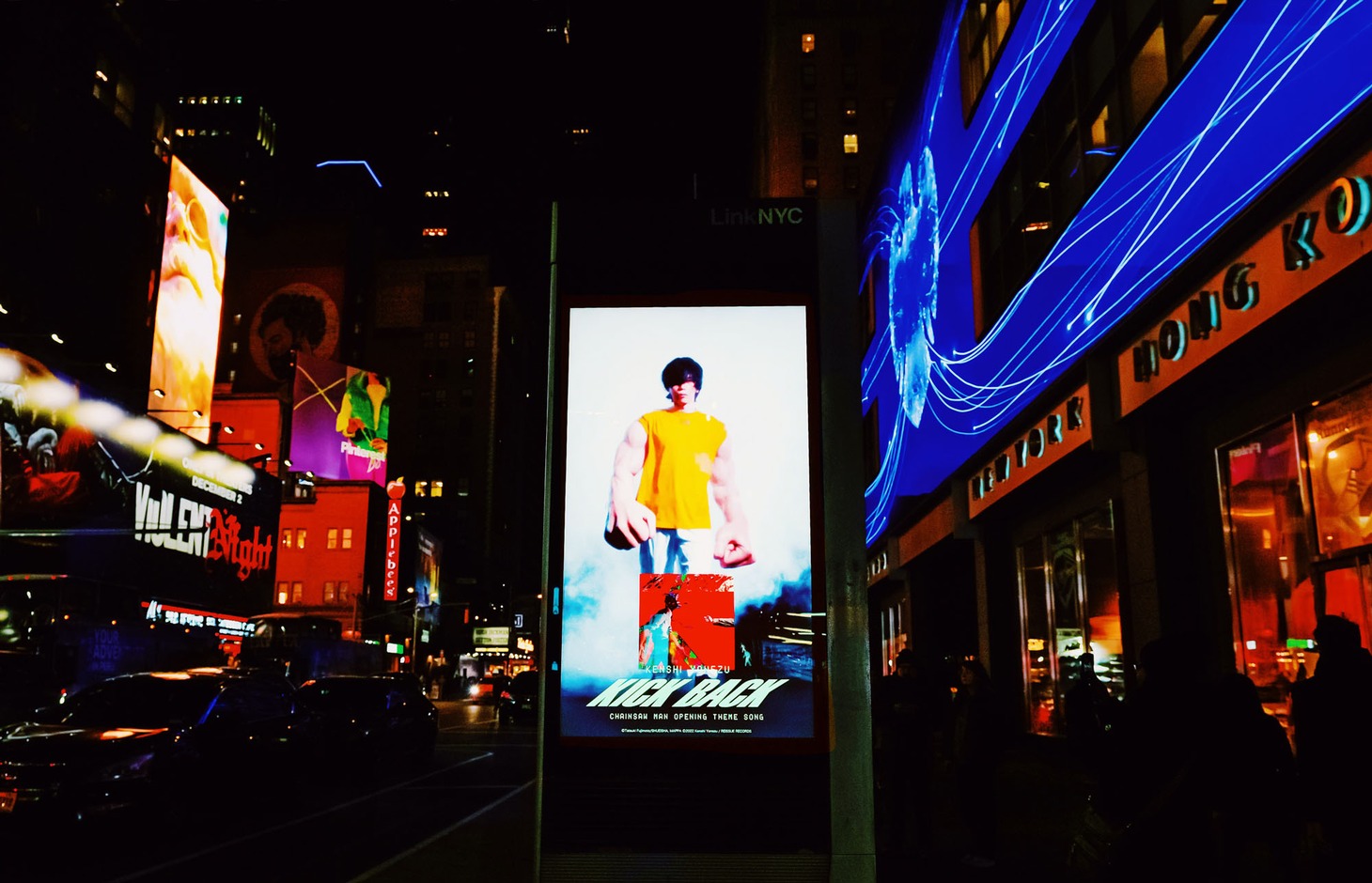 ニューヨークの街頭のサイネージに映し出される米津玄師「KICK BACK」のMV。