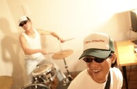 新グッズのキャップの着用画像。