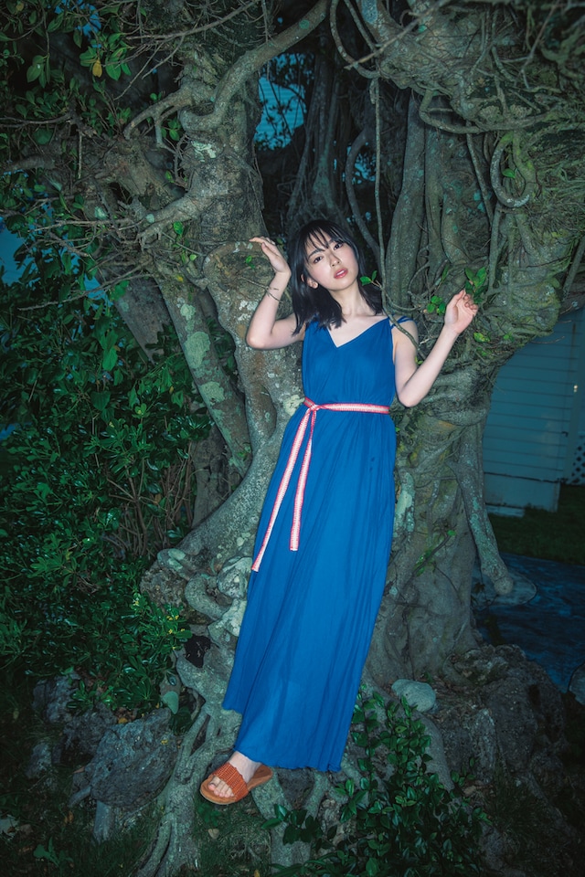 金村美玖（日向坂46）1st写真集「羅針盤」より、鹿児島・ヨロン島で撮影された1枚。（撮影：佐藤佑一）