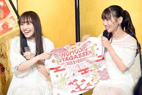 視聴者プレゼント用のサイン入りTシャツを用意してきた白組の百田夏菜子と高城れに。