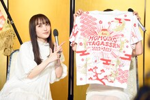 視聴者プレゼント用のサイン入りTシャツを用意してきた白組の百田夏菜子と高城れに。