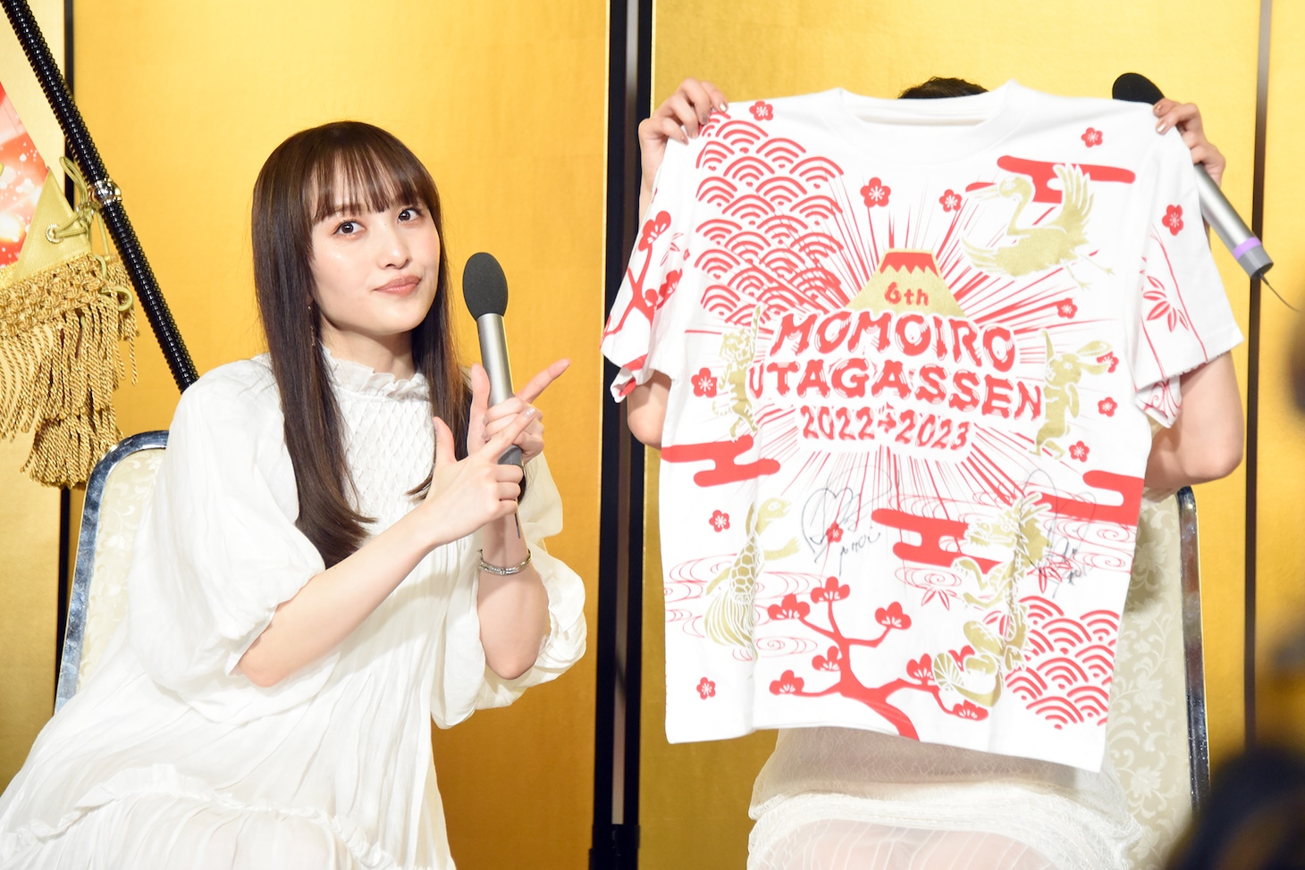 視聴者プレゼント用のサイン入りTシャツを用意してきた白組の百田夏菜子と高城れに。