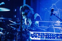 勢喜遊（Dr, Sampler）（撮影：伊藤滉祐）