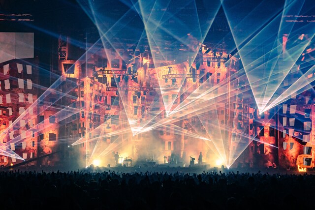 人気画像3位は「『やっとKing Gnuになれた』King Gnuが初東京ドーム公演で見せたロックバンドとしての貫禄」より、King Gnu「King Gnu Live at TOKYO DOME」の様子。（撮影：伊藤滉祐）