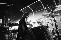 勢喜遊（Dr, Sampler）（撮影：川上智之）