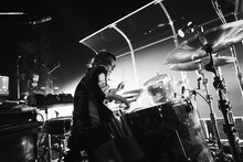 勢喜遊（Dr, Sampler）（撮影：川上智之）